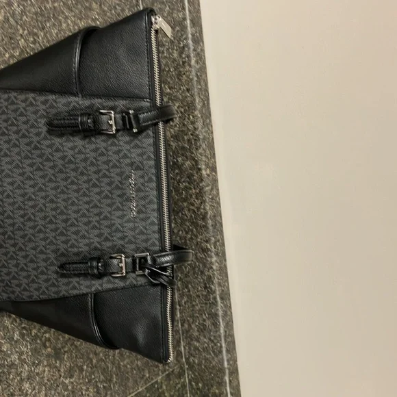 2/15  Michael Kors charlotte large tote black signature - Picture 8 of 16